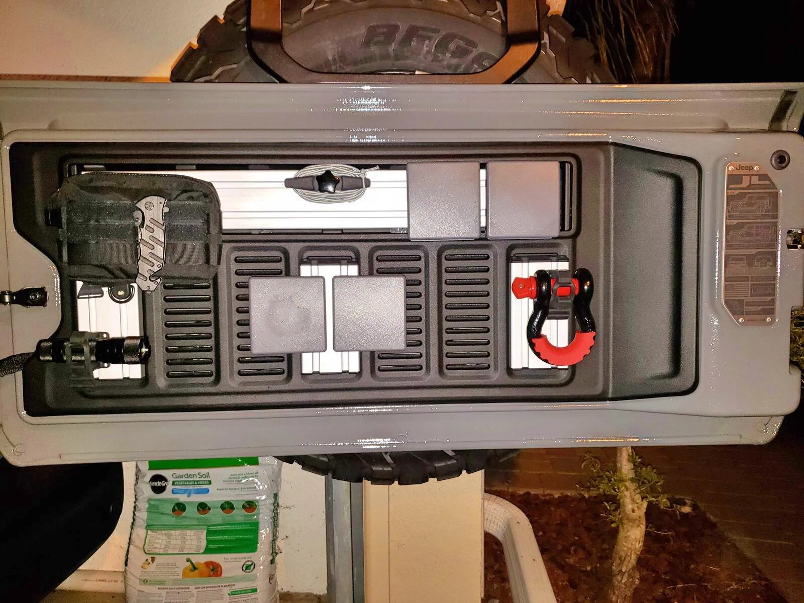 Jeep Wrangler JL JL Interior tailgate design, why? 7E2DEEA3-1EB2-47DF-94E4-69462FDADAC0