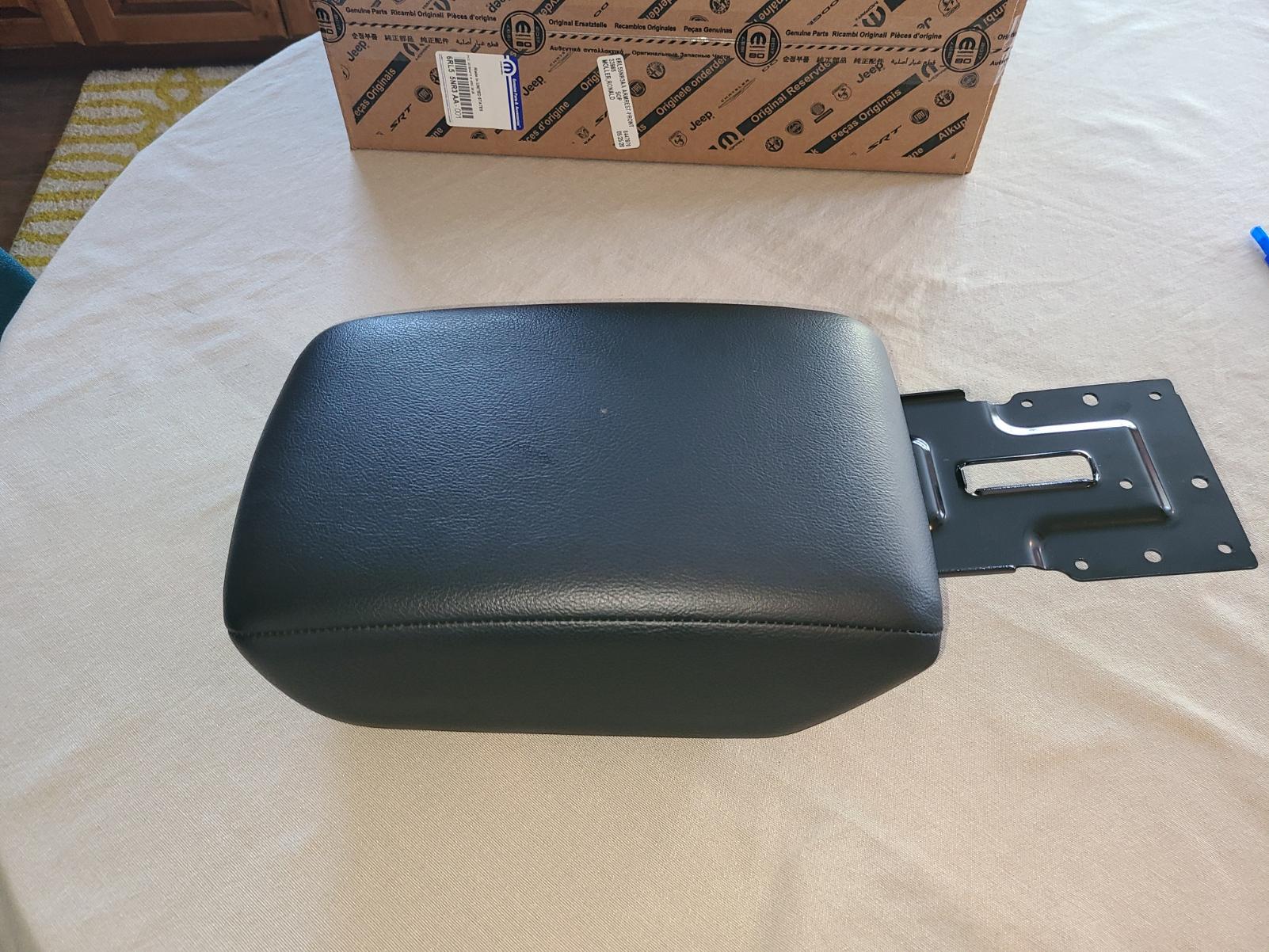 Jeep Wrangler JL Center console Armrest - Black Vinyl 20200529_185843