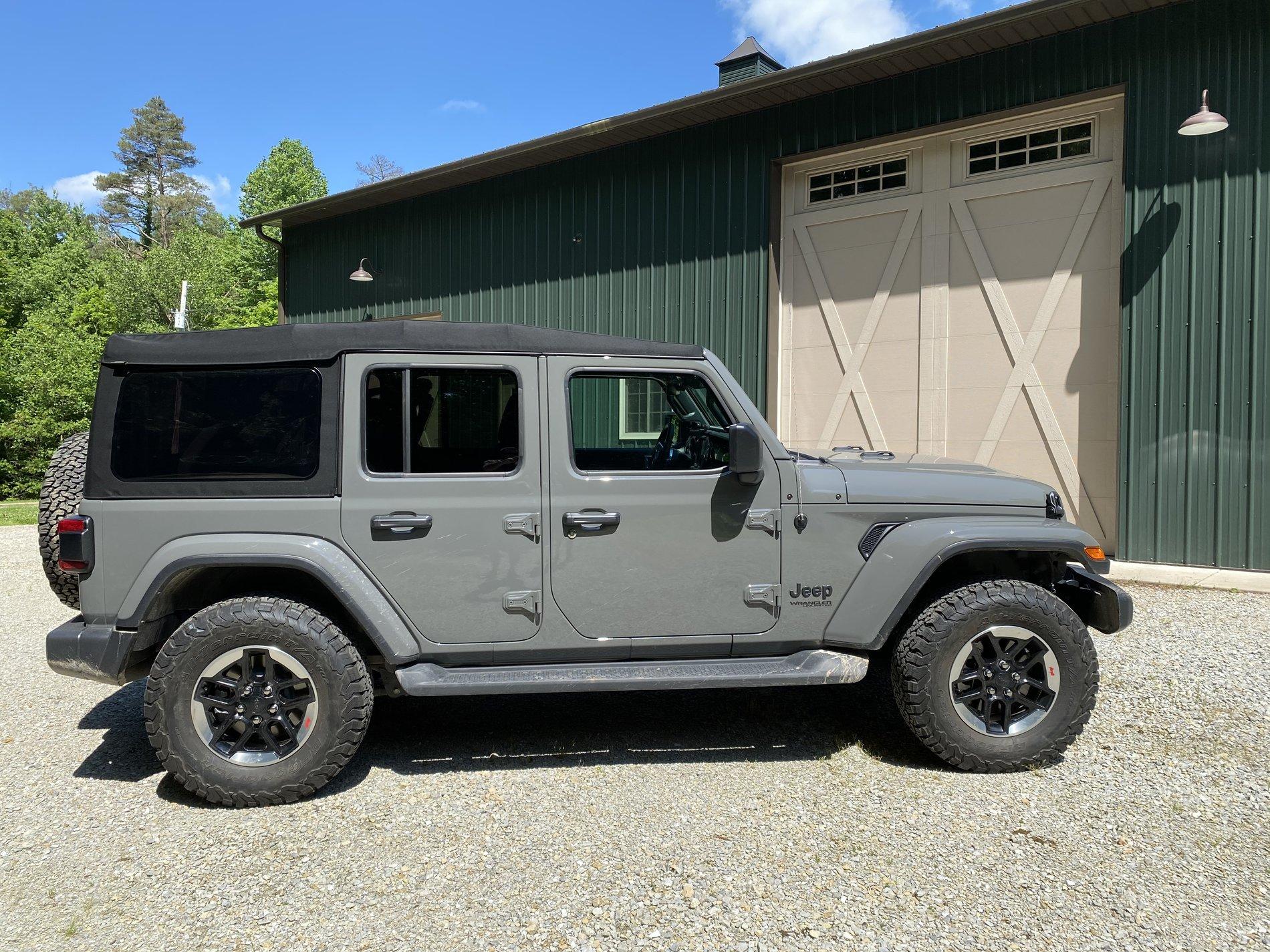 Jeep Wrangler JL Sahara with rubicon wheels C88754BD-EEFA-485C-8FBB-E655E0C330D2