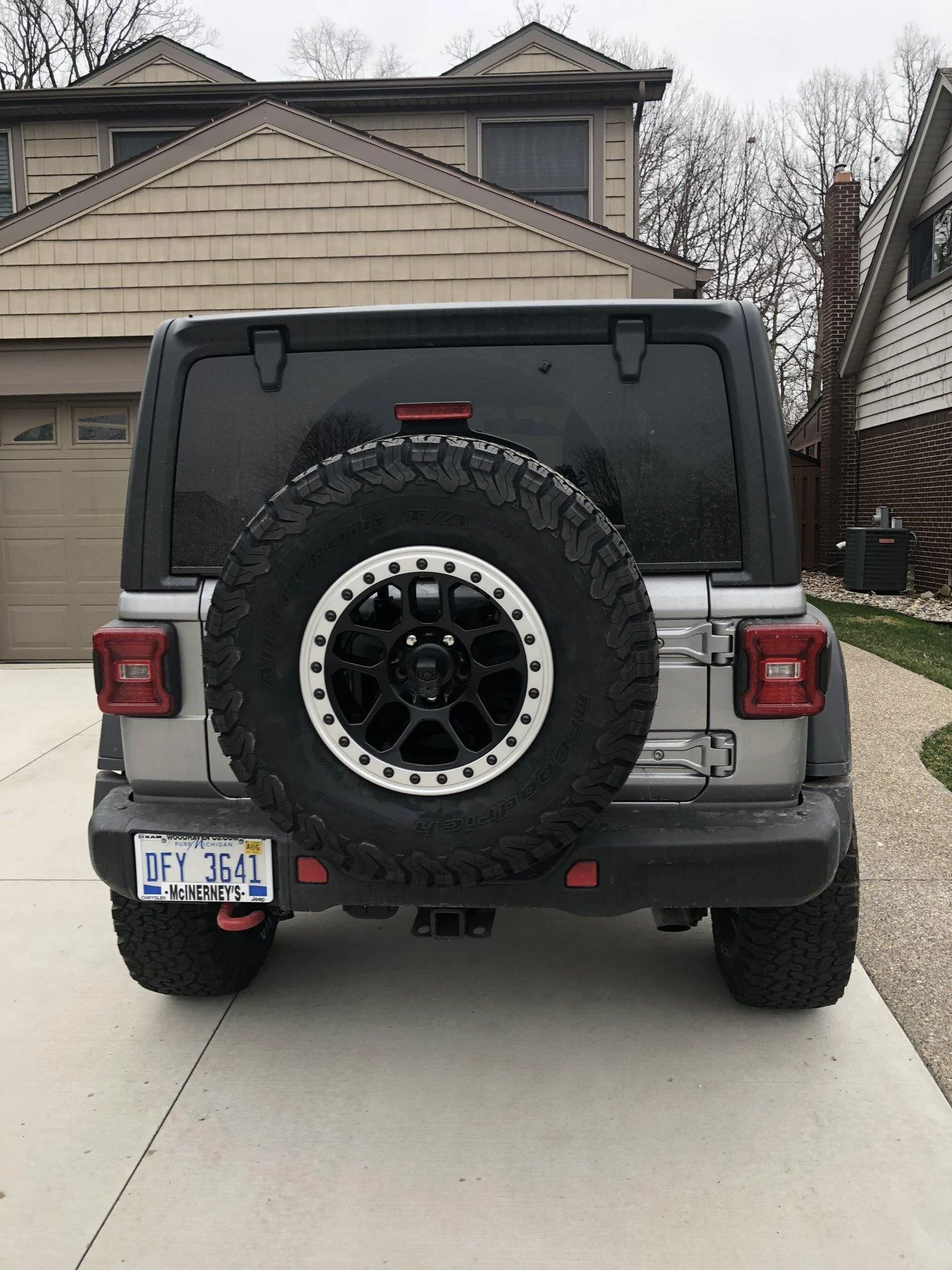 Jeep Wrangler JL ACE stock tire carrier riser installed IMG_1465