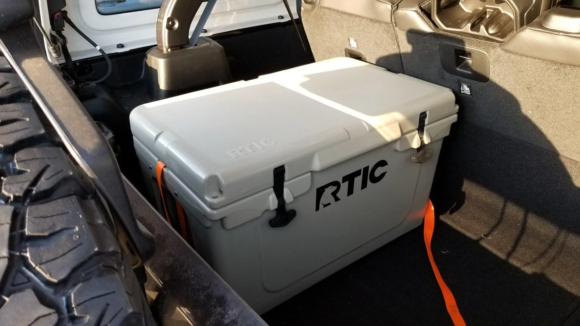 Jeep Wrangler JL RTIC45 fits nice in the back. 20180419_191525