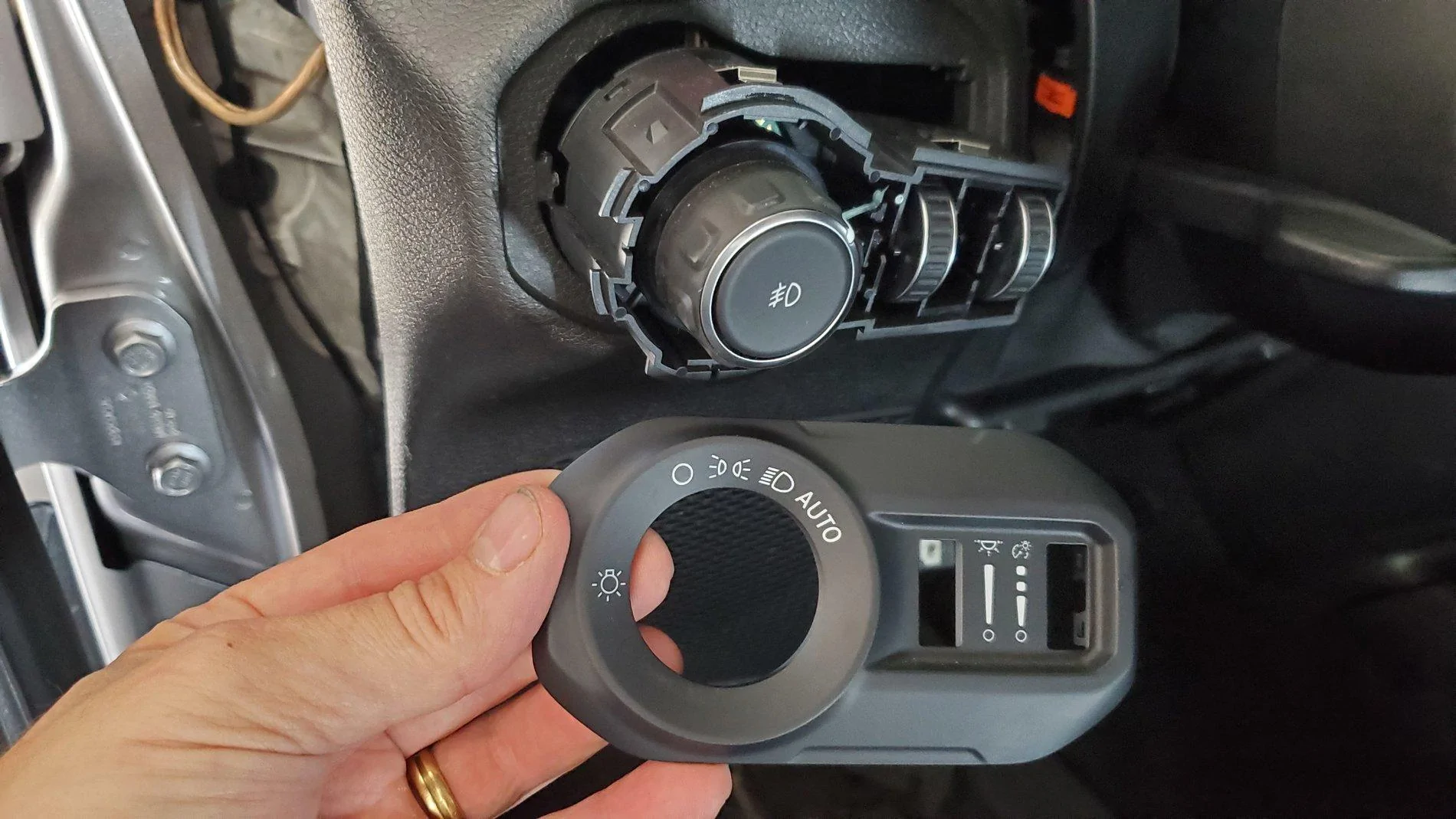 Jeep Wrangler JL Adding an Aftermarket Amp(s) 20200621_101343