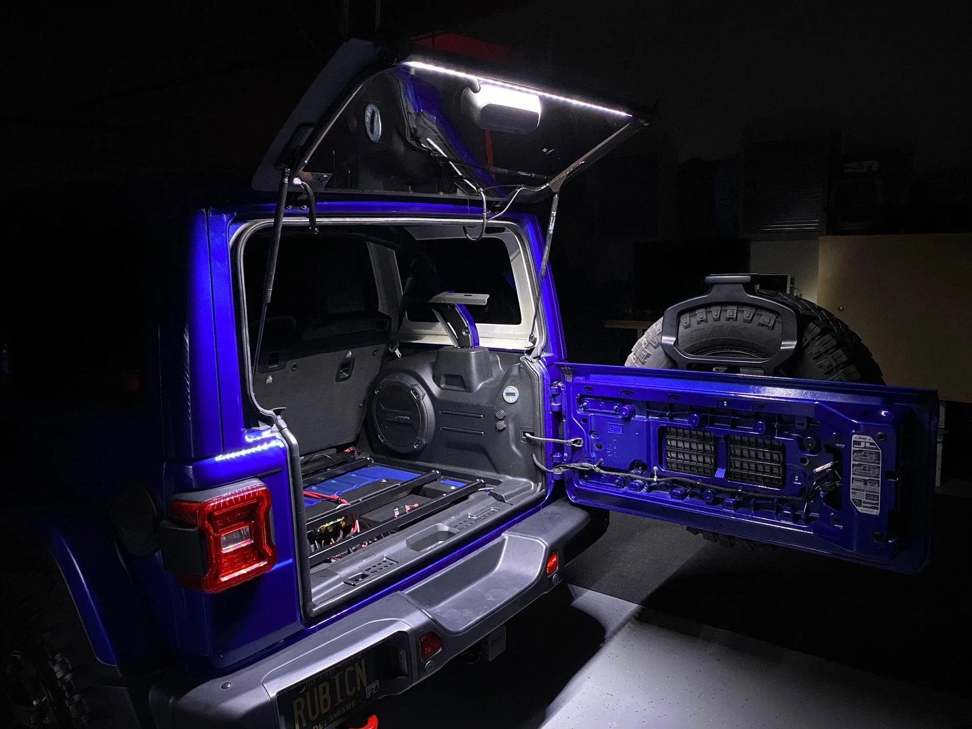 Jeep Wrangler JL DIY: Rear hatch LED light strip IMG_2959