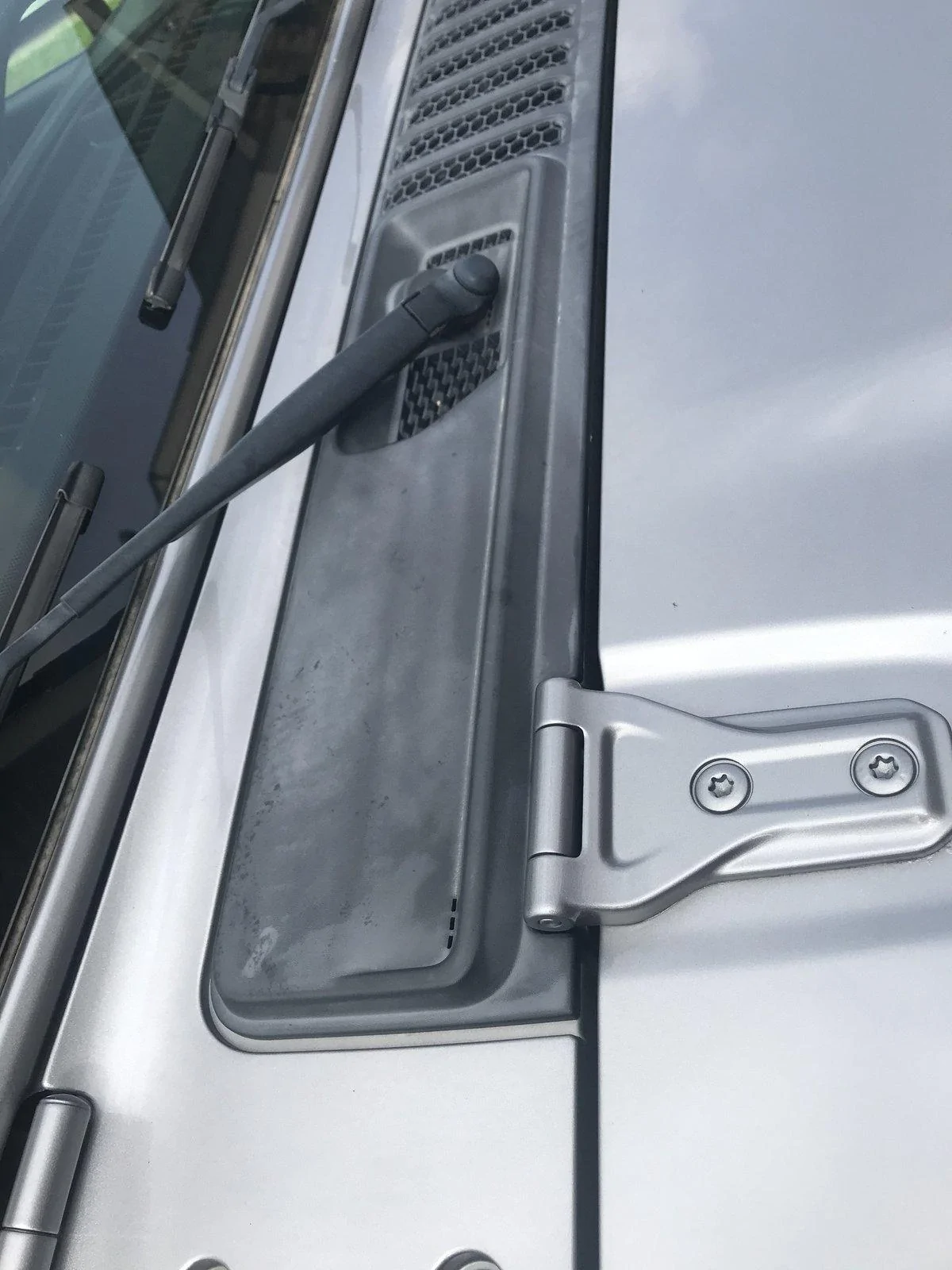 Jeep Wrangler JL Windshield wiper housing has sun damage F9BD36A3-E677-4001-92EF-E6265F7BADFB