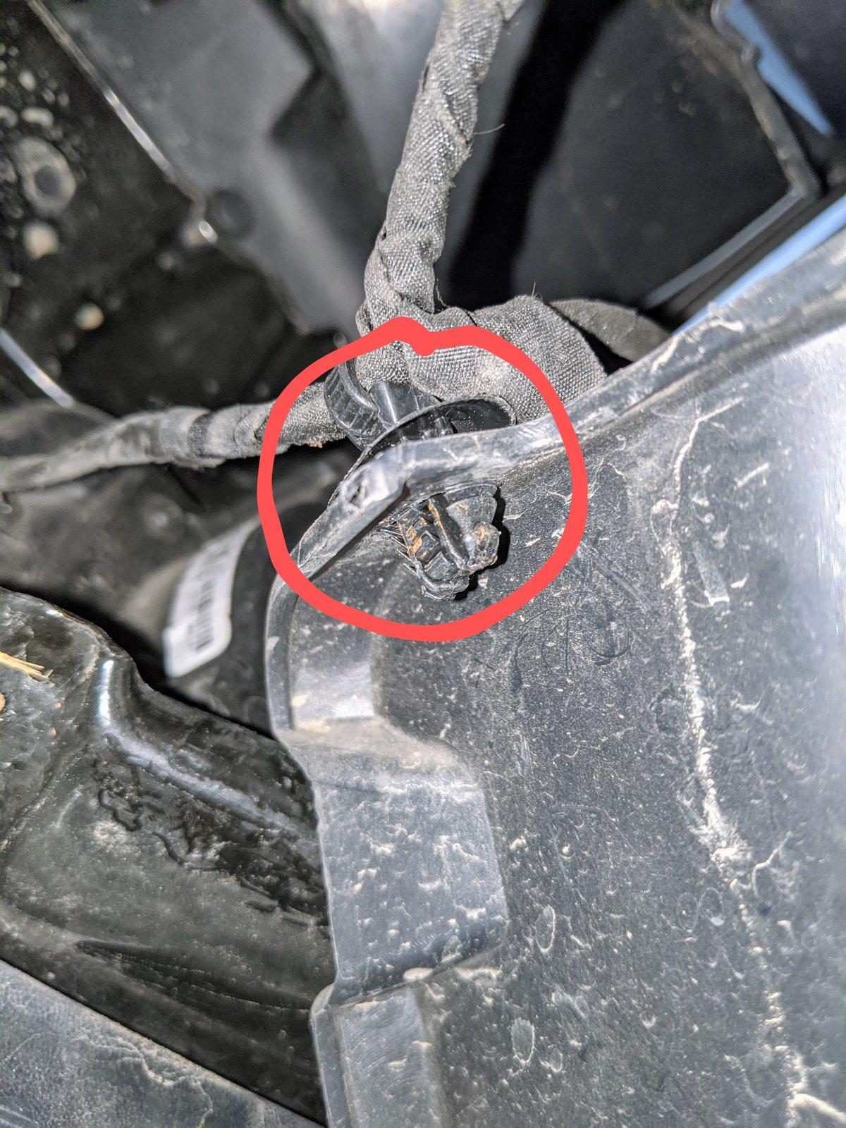 Jeep Wrangler JL Need help releasing electrical tie down clas