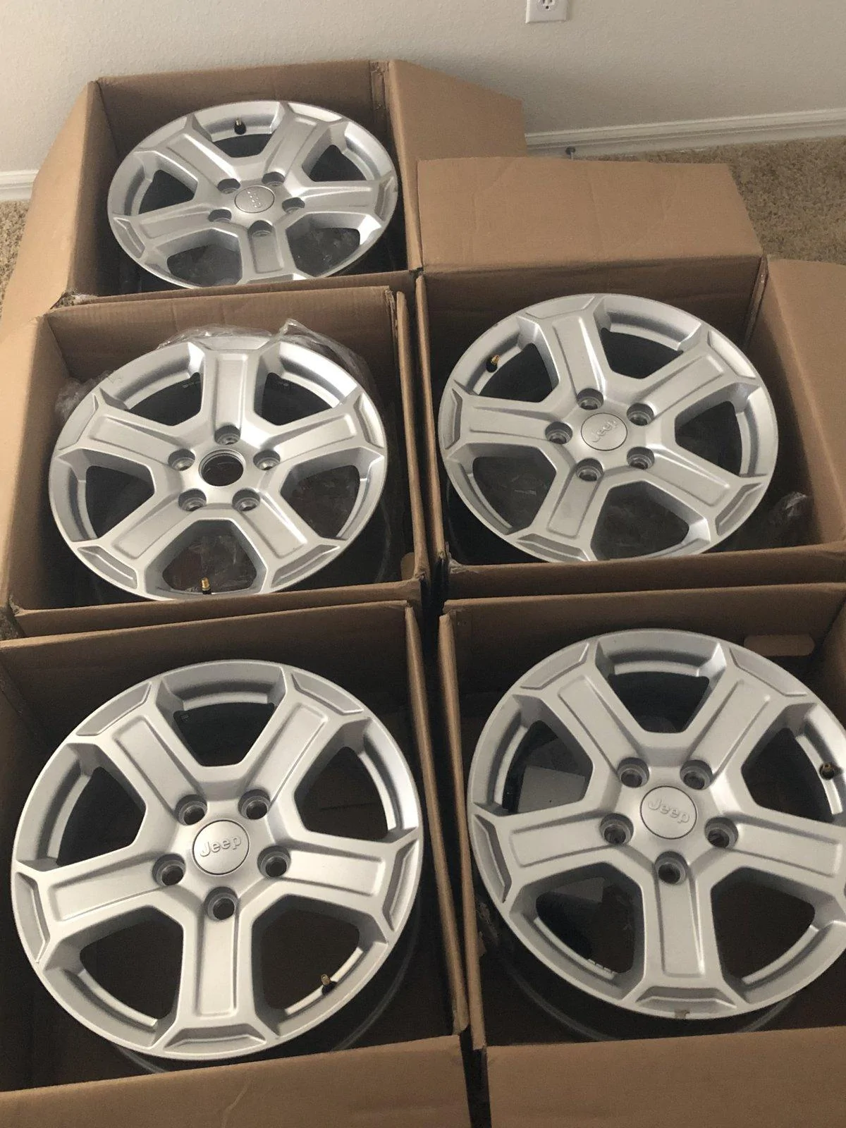 Jeep Wrangler JL Do stock wheels have hub caps? ACCA2524-888B-4095-B11F-CE8FCC4CAE83