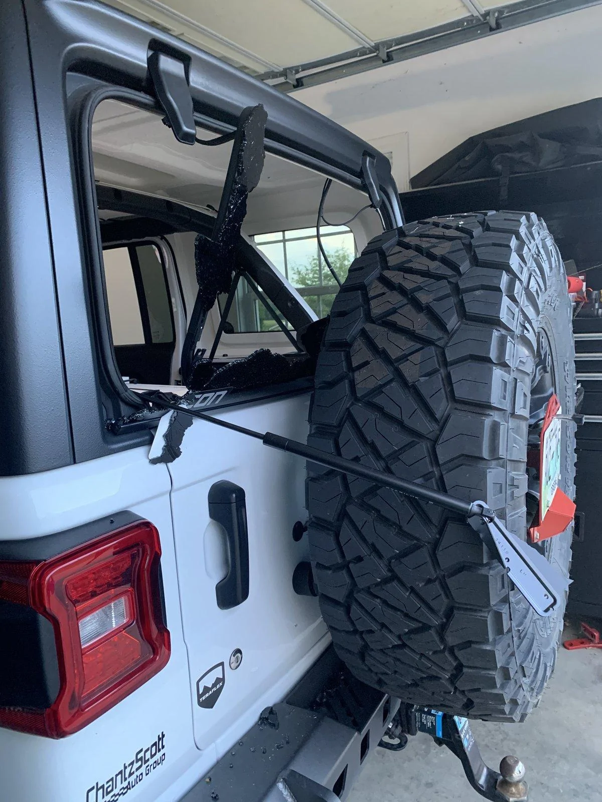 Jeep Wrangler JL Passenger front window exploded C251497B-B0D4-45A6-AFE2-5A28F8849CAF