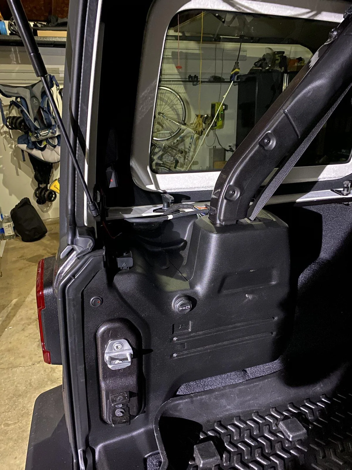 Jeep Wrangler JL JL Cargo Area Lighting Upgrade 1B972570-E8BD-4F7D-907F-BEE48FF8C0DA