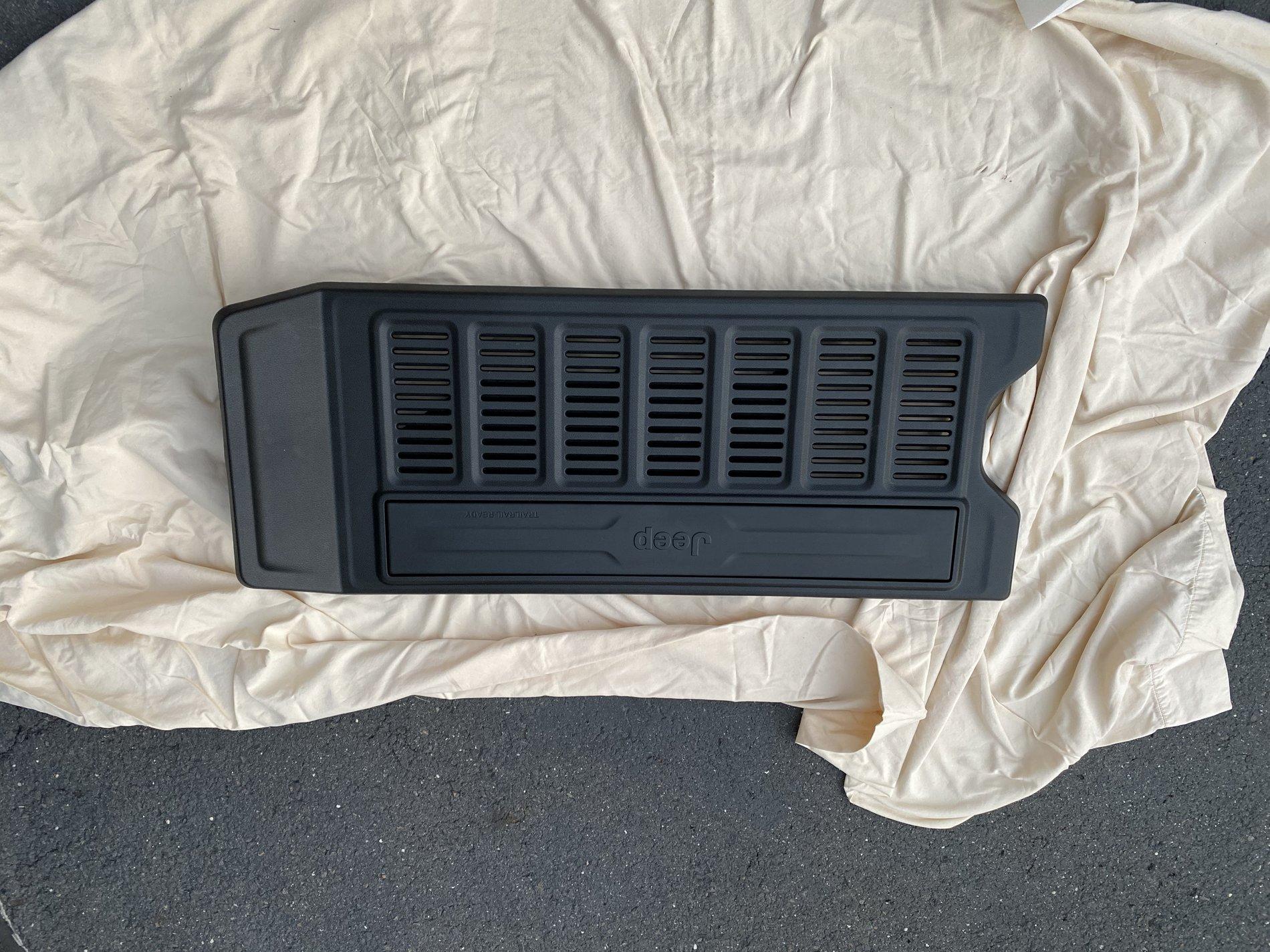 Jeep Wrangler JL MOPAR Swing Gate Tailgate Panel FA100024-E0AF-4A19-A8C4-04437E136F29