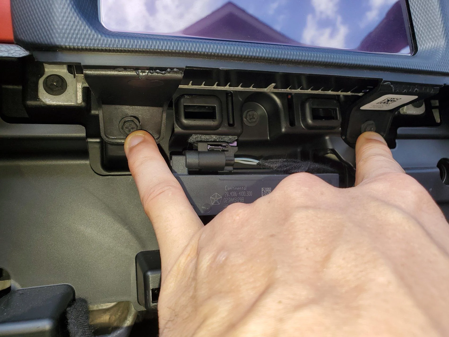 Jeep Wrangler JL Upper Dash Charging Hub 20200730_161823-jpg