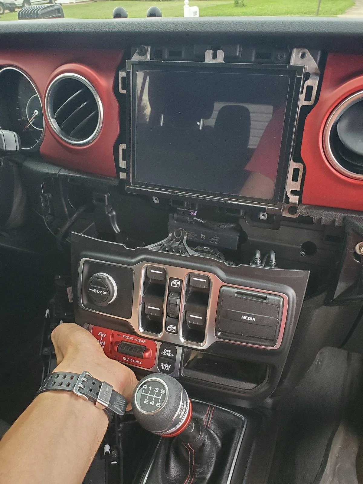 Jeep Wrangler JL Upper Dash Charging Hub 20200729_174815-jpg