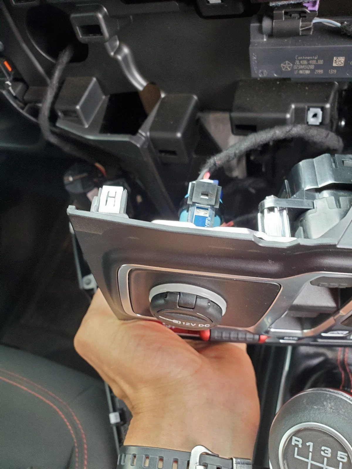 Jeep Wrangler JL Upper Dash Charging Hub 20200729_174819-jpg