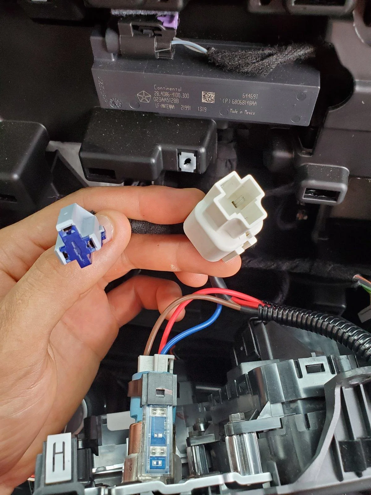 Jeep Wrangler JL Upper Dash Charging Hub 20200729_174921-jpg