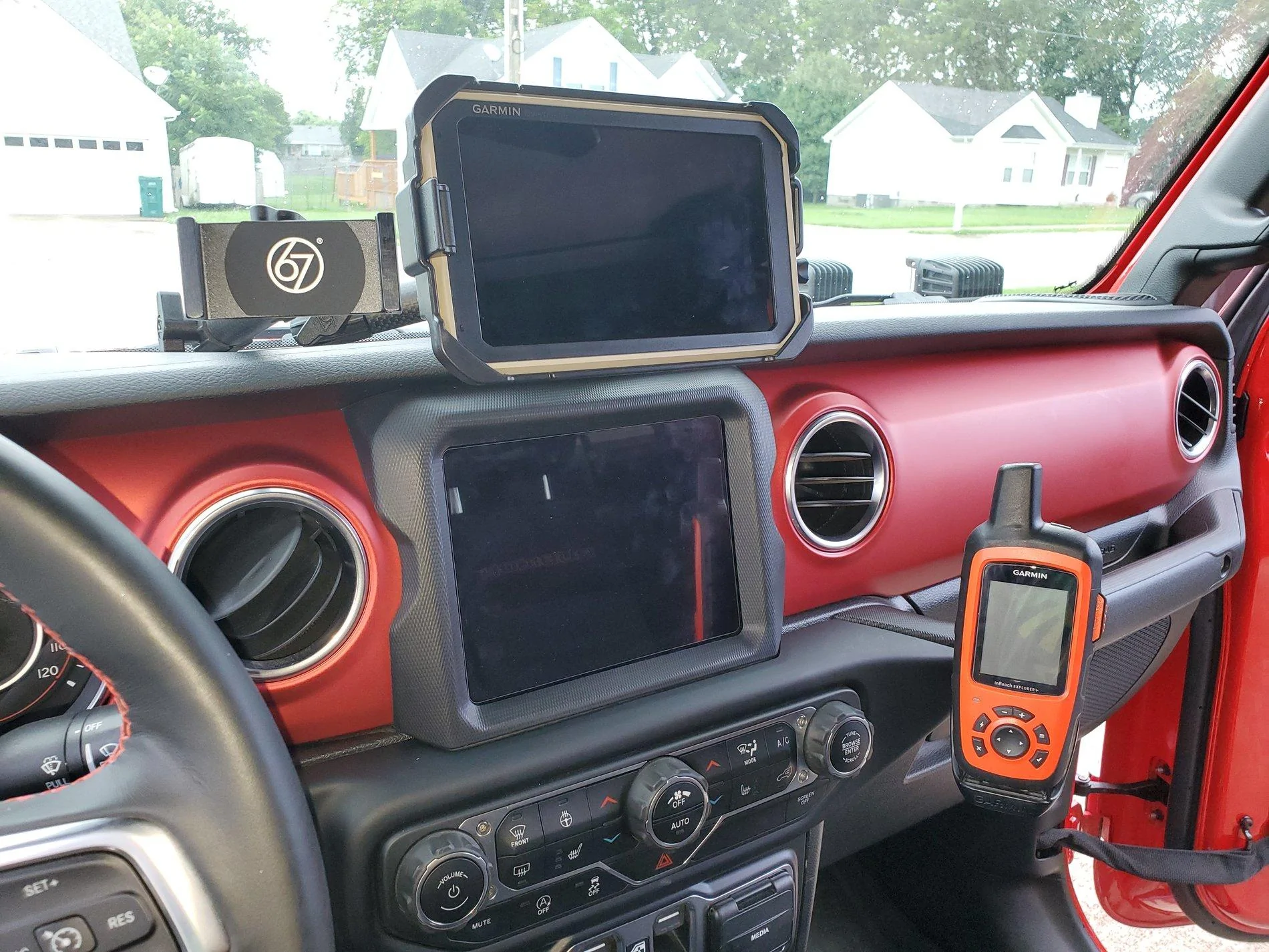 Jeep Wrangler JL Upper Dash Charging Hub 20200730_170339-jpg