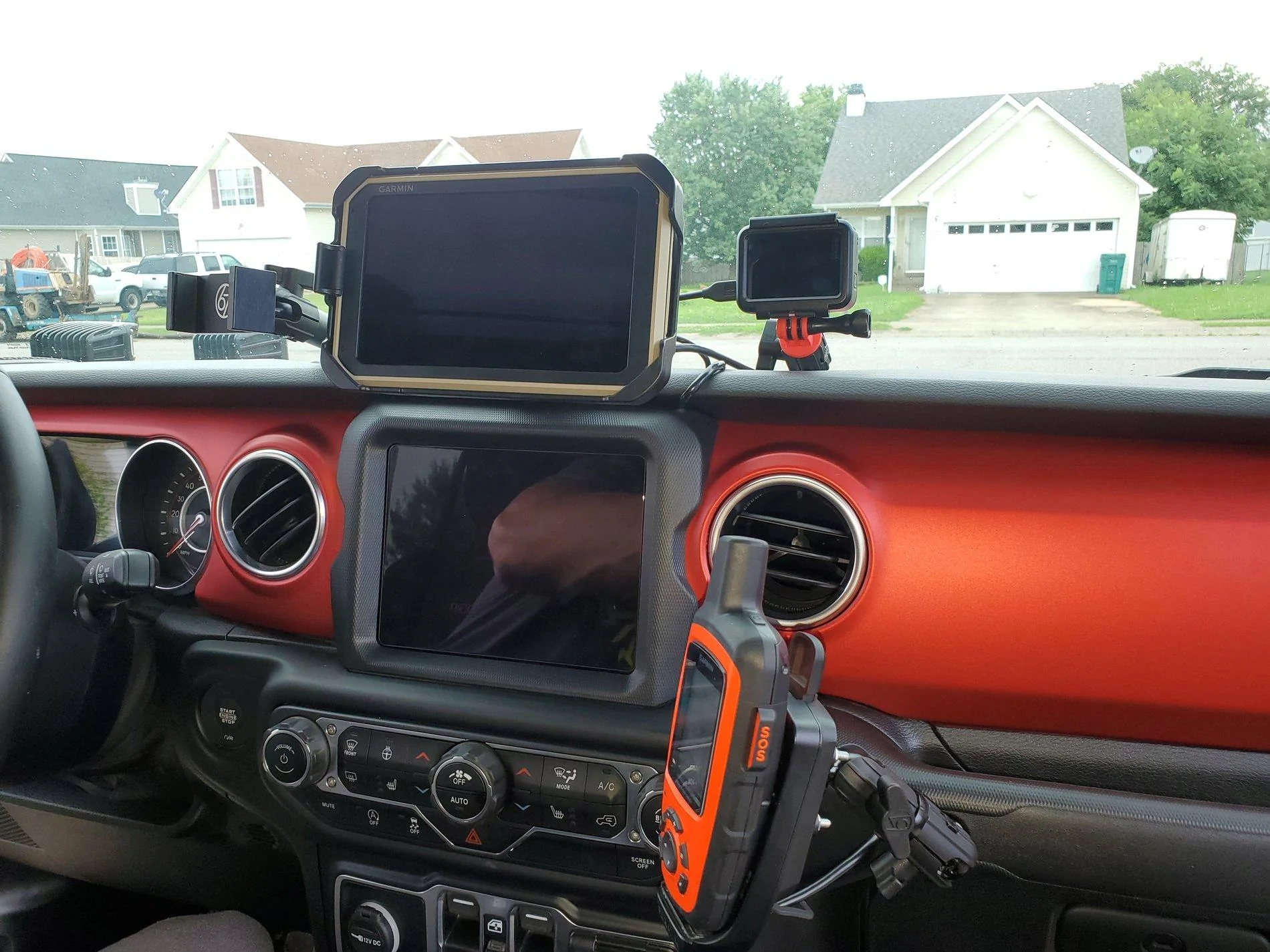 Jeep Wrangler JL Upper Dash Charging Hub 20200730_170358-jpg