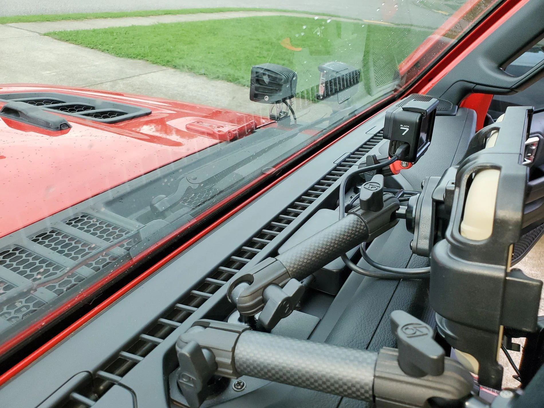 Jeep Wrangler JL Upper Dash Charging Hub 20200730_170405-jpg
