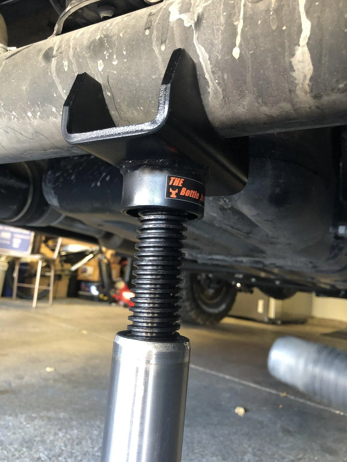 Jeep Wrangler JL Jacking up a lifted Jeep IMG_6288