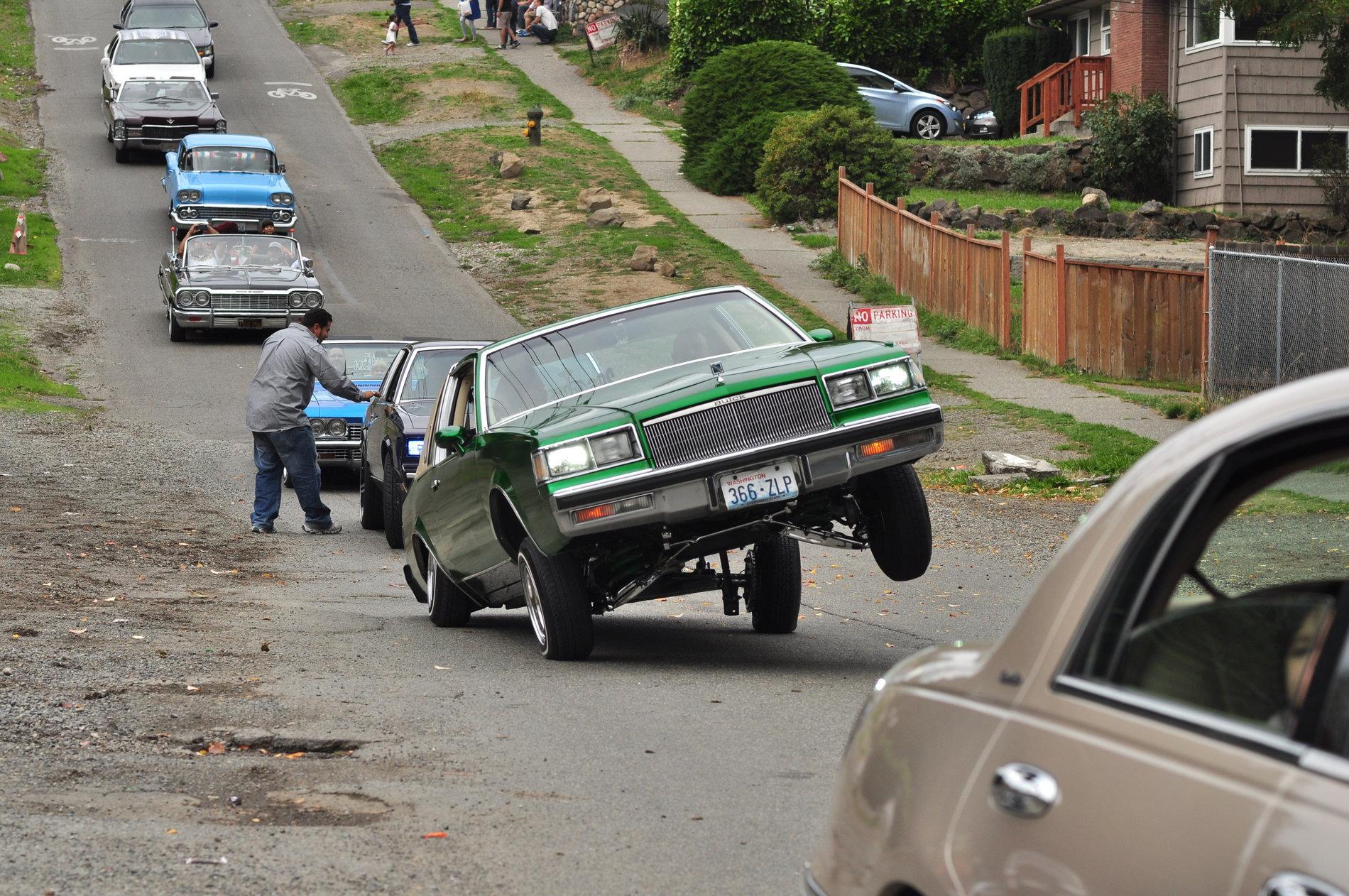 Jeep Wrangler JL Parking on curbs/sidewalks Fiestas_Patrias_Parade,_South_Park,_Seattle,_2015_-_358_-_lowriders_(21403531350)