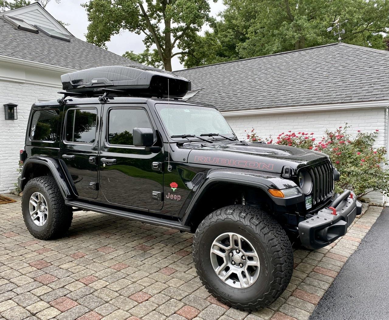 Jeep Wrangler JL Thule cargo box installed 1972A303-F527-46A6-9E8A-502C838BF88C
