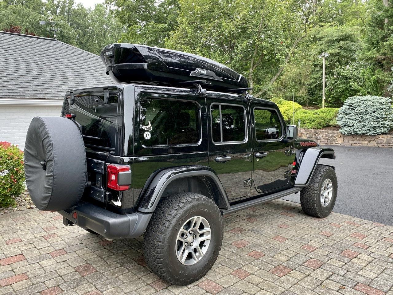 Jeep Wrangler JL Thule cargo box installed D025EE55-9096-429E-ACC9-6AFAE13314D7