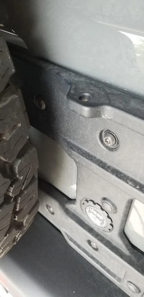 Jeep Wrangler JL Hole on tailgate hinge for CB antenna? 20200816_143304_resized