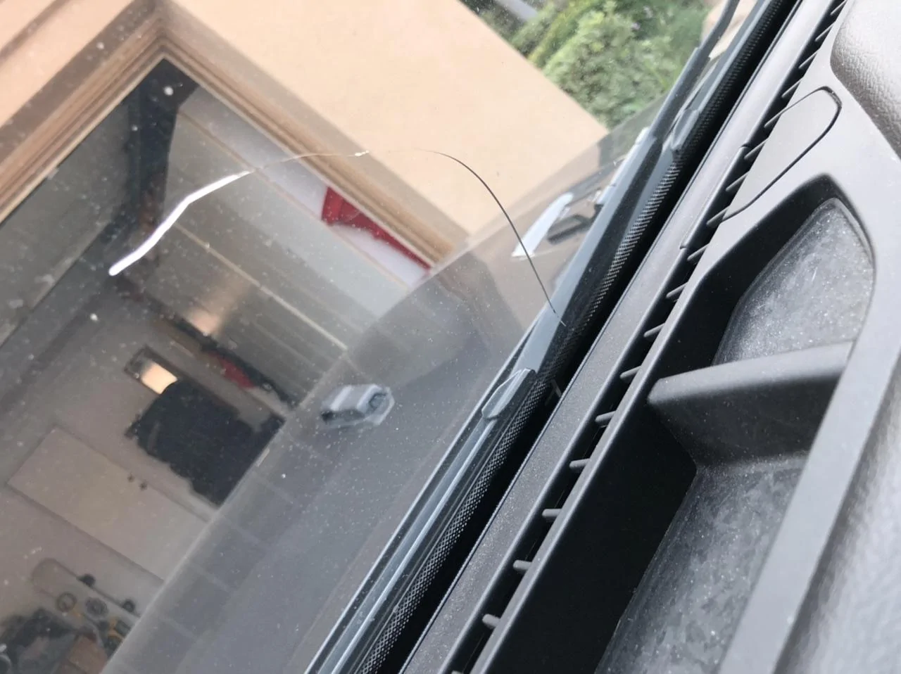 Jeep Wrangler JL Cracked Windshield Club E6C04D6E-FA9F-44CF-8AD2-B0EC8E536AA9