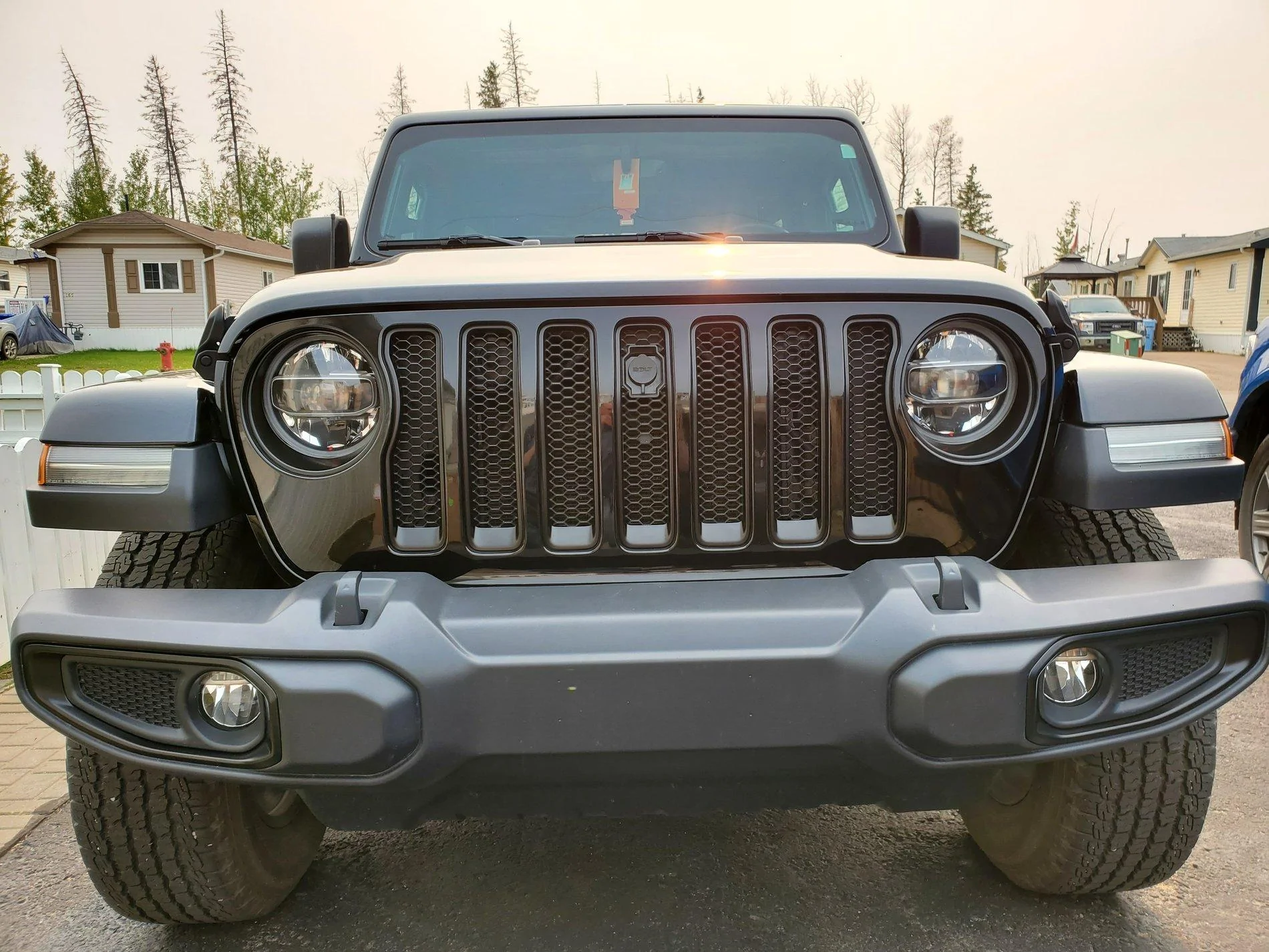 Jeep Wrangler JL Grill outline replacement (Silver to Black) after