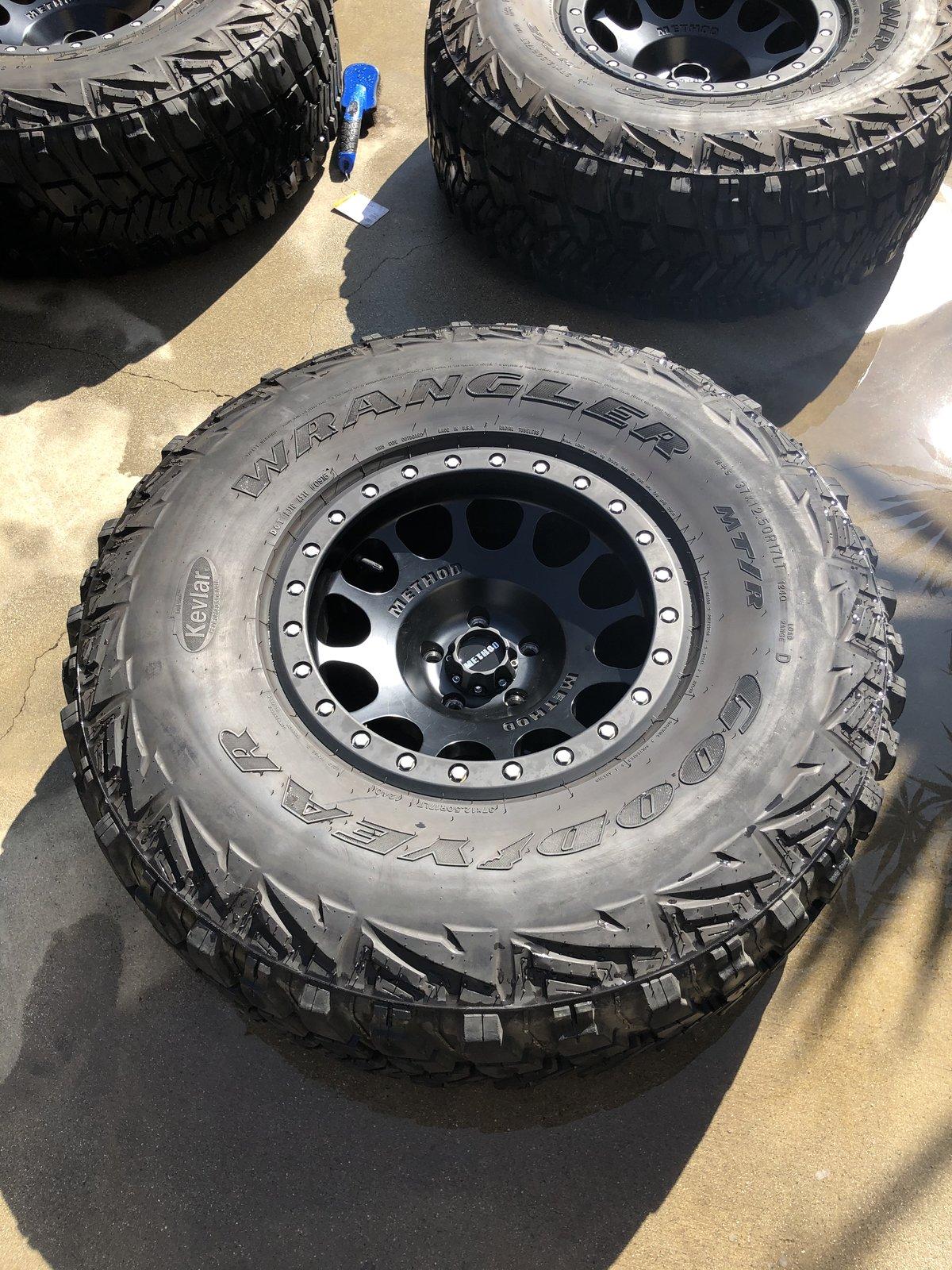 Jeep Wrangler JL Method 105 Beadlocks with 37" MT/R Tires 5008888E-A1ED-4AD4-AA98-976814930AB8