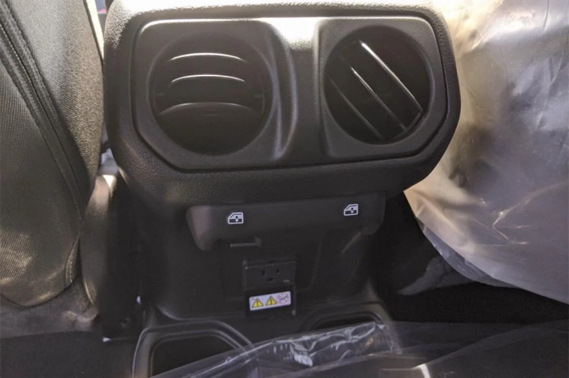 Jeep Wrangler JL 2021 Adds Two Additional USB Ports? 556F7BBC-4033-4CF3-89A2-D2849E3FE922