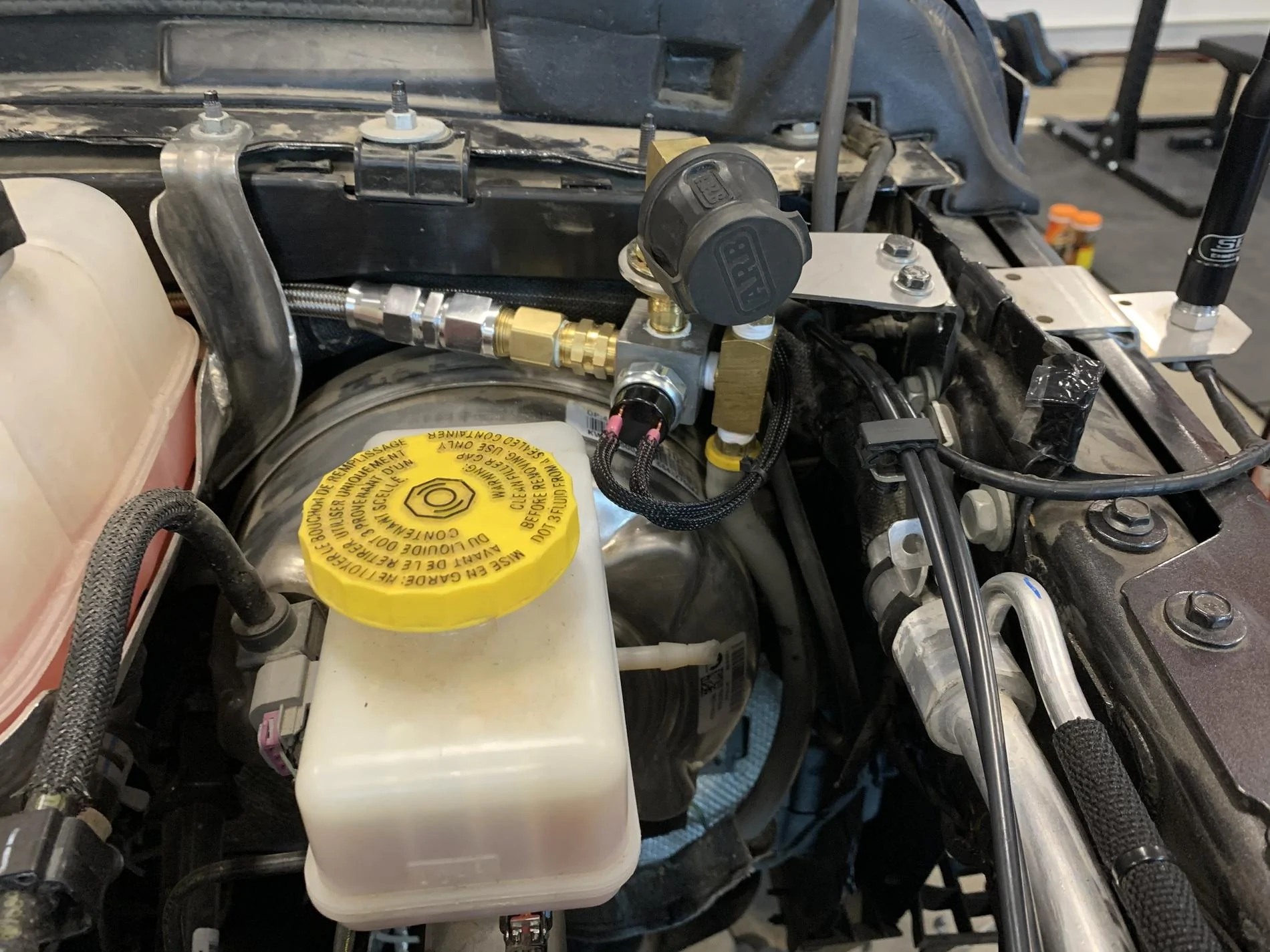 Jeep Wrangler JL ORO York Air Compressor install 001A6D4DCA054344BCD6