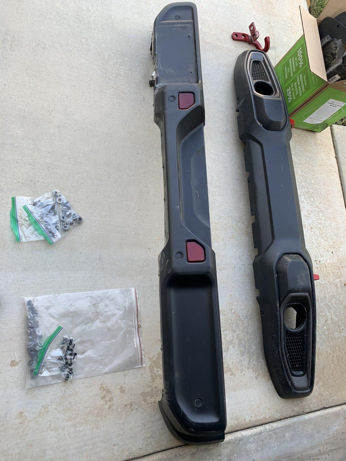 Jeep Wrangler JL 2020 Rubicon front & back bumper 43D89A16-9087-479F-B8BD-2FE0E51FEB8B
