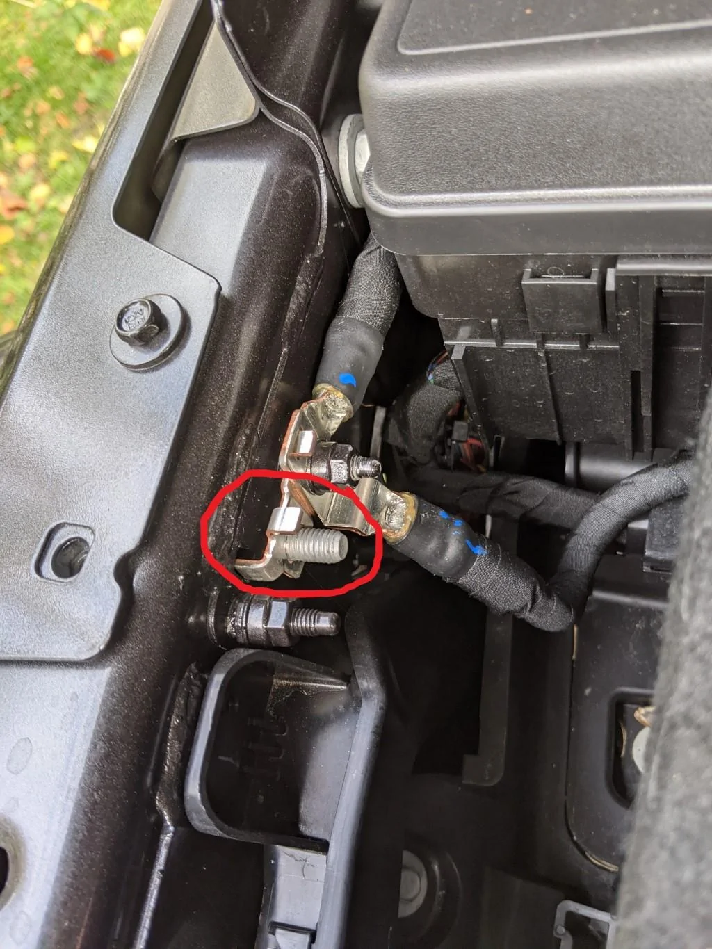 Jeep Wrangler JL Missing bolt on underhood ground? uOyG56O