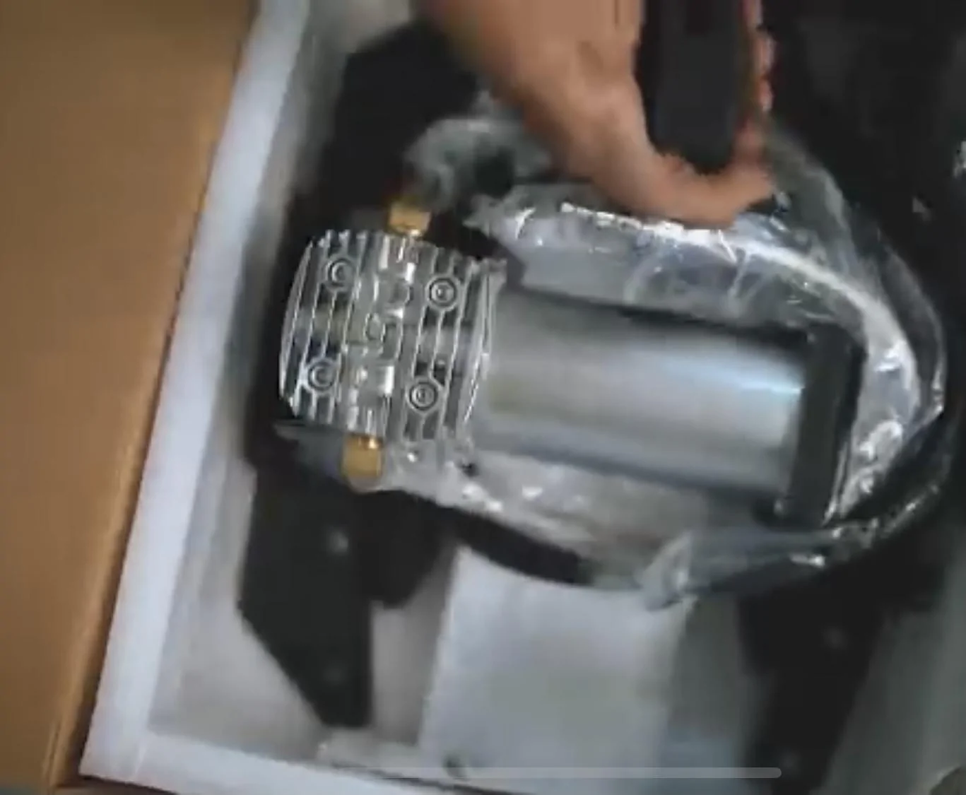 Jeep Wrangler JL Mopar Tailgate Integrated Air compressor CA46DD75-93E6-429D-9640-4EB246F785B7