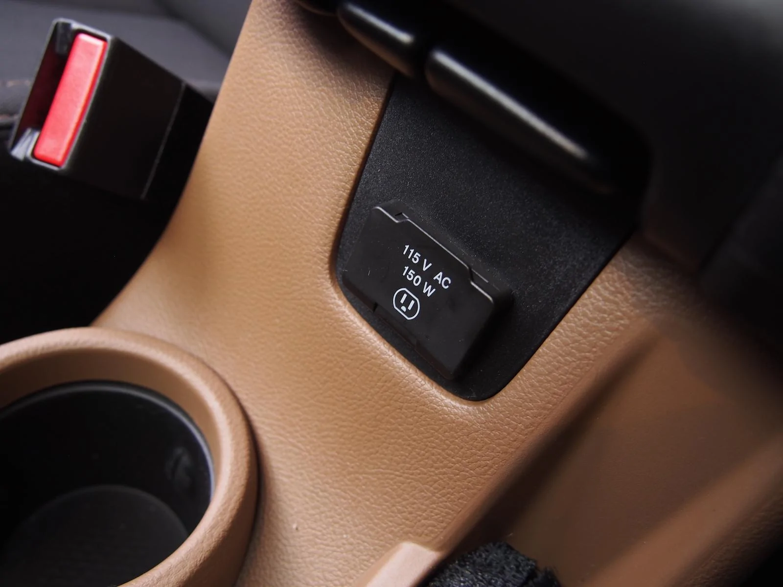 Jeep Wrangler JL Built in inverter/AC plug jeep-wrangler-sahara-ac-power-plug