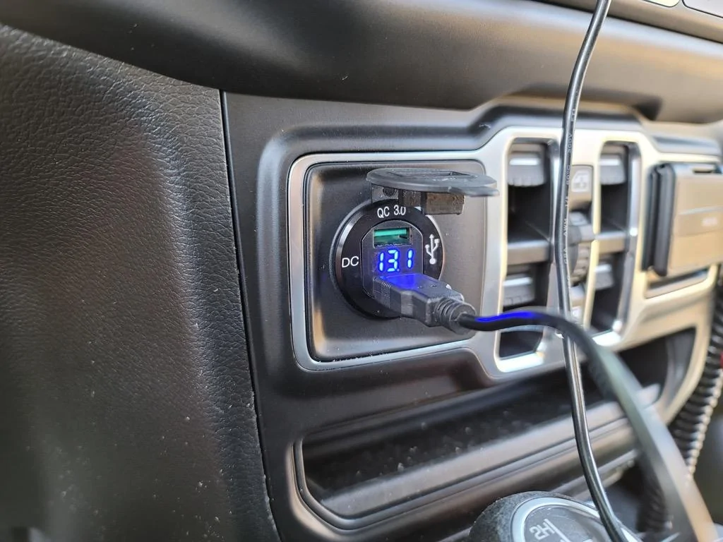 Jeep Wrangler JL Adding USB Ports 20201017_162138