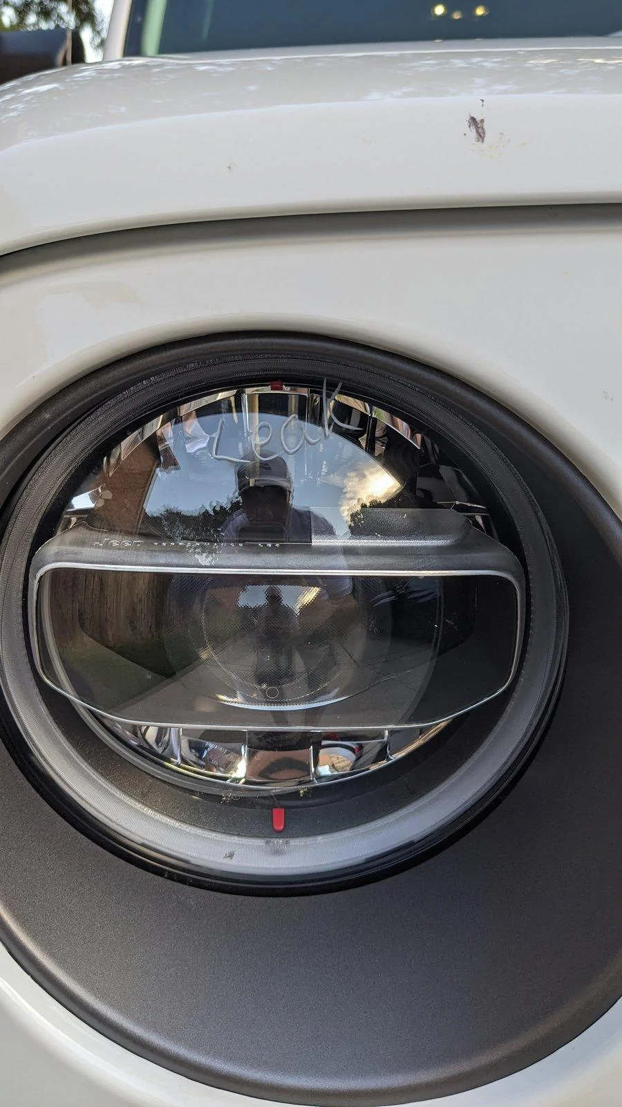 Jeep Wrangler JL Front light with "Leak" on it PXL_20201019_213600695