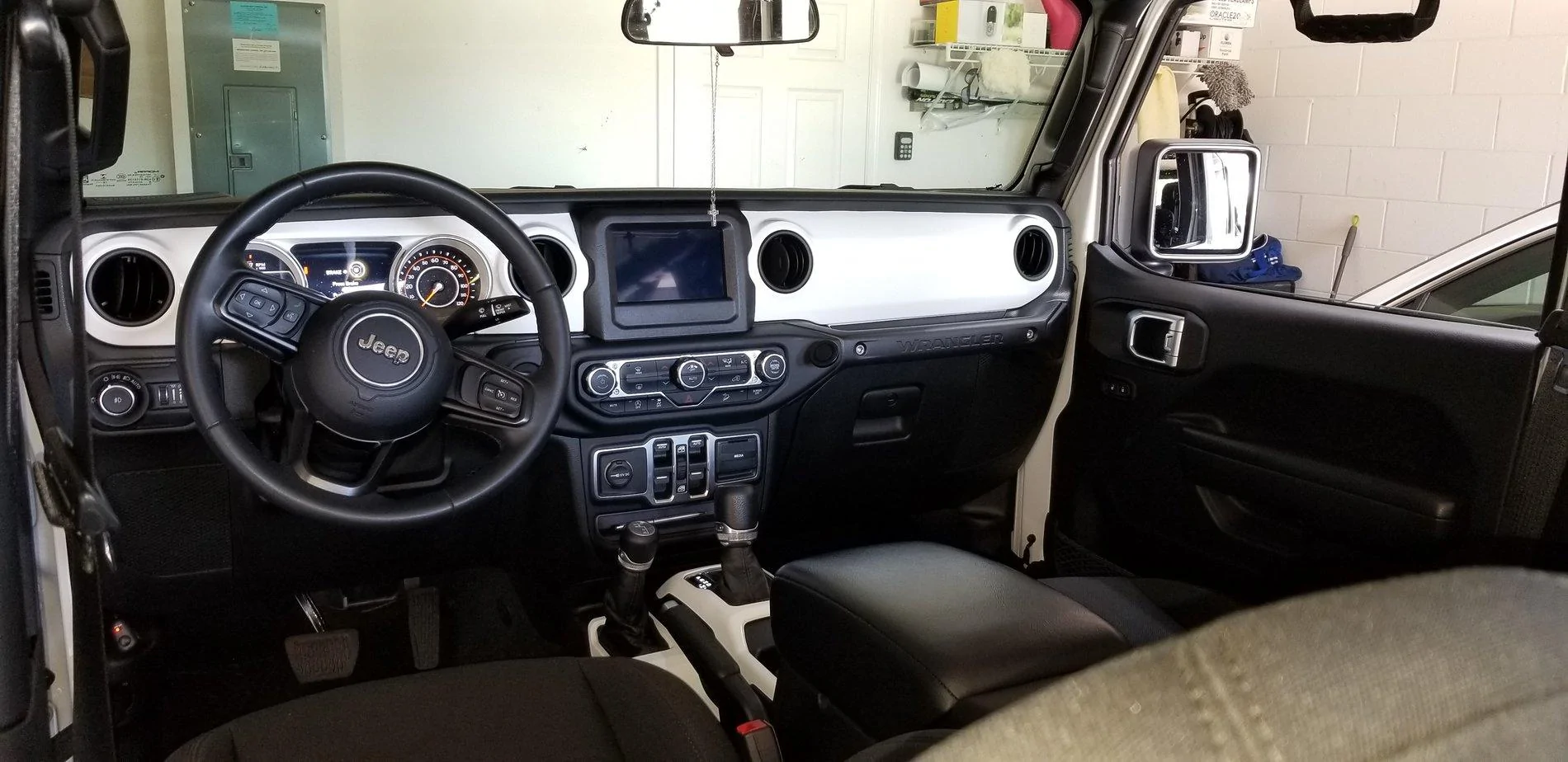 Jeep Wrangler JL WTS: 7.0 Uconnect with Bezel/Unlock Code and Protector 20200508_141234