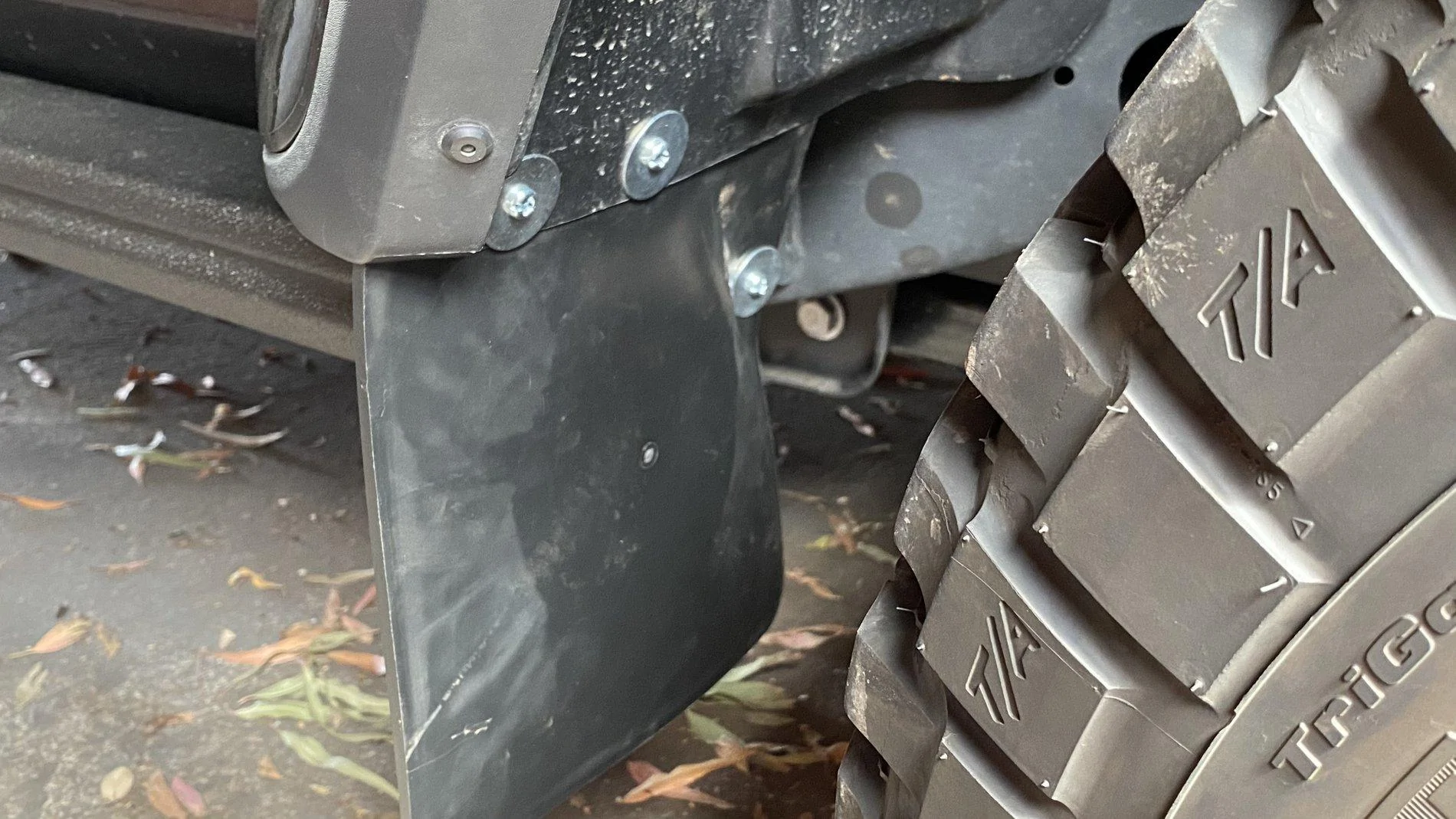 Jeep Wrangler JL Rubicon Mud Flaps 03201882-65B0-454A-BD2C-ACC1F9CC675B