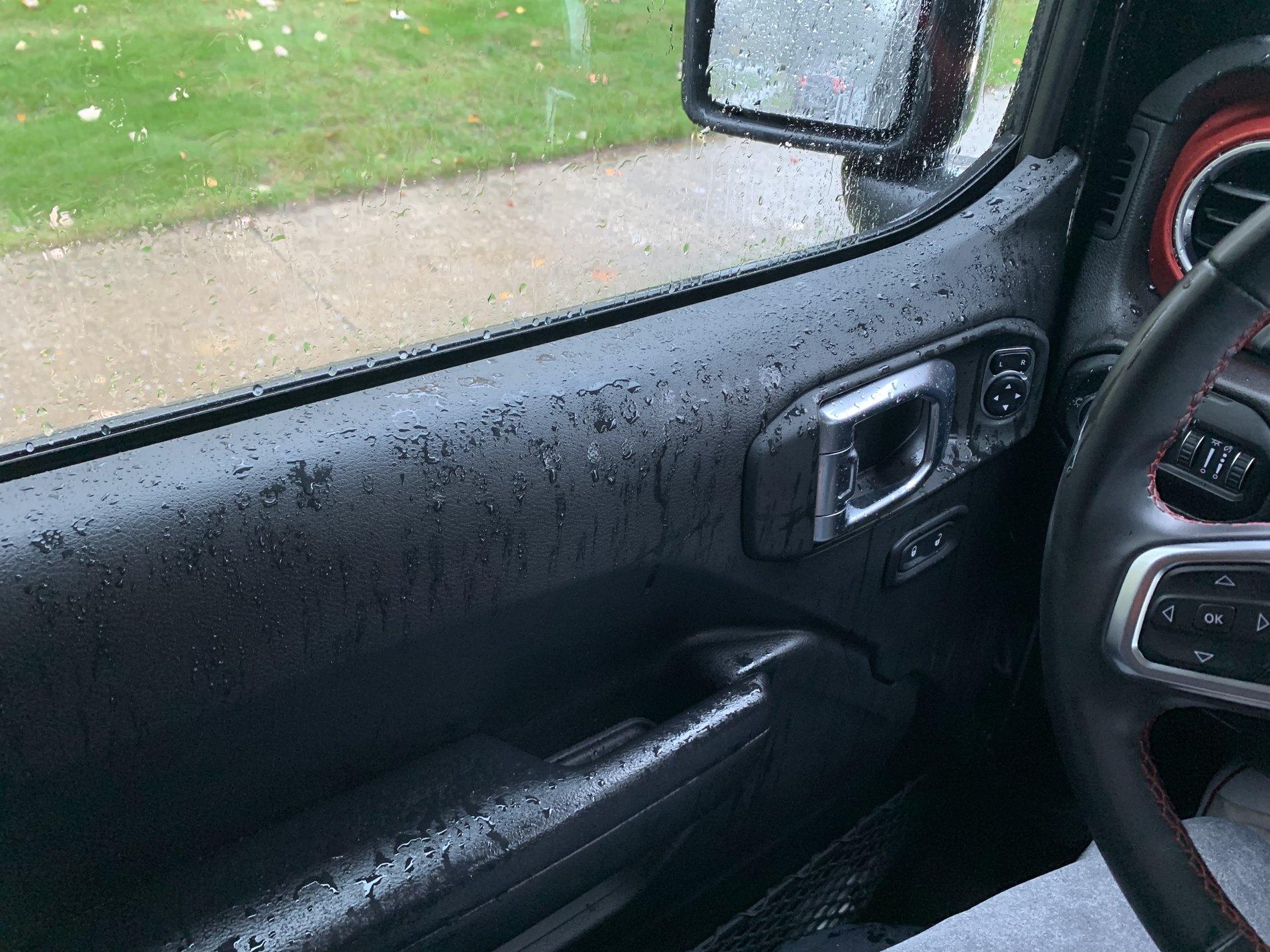 Jeep Wrangler JL Water leaking? 277552FE-20AA-4017-BEBD-95E16842BF74