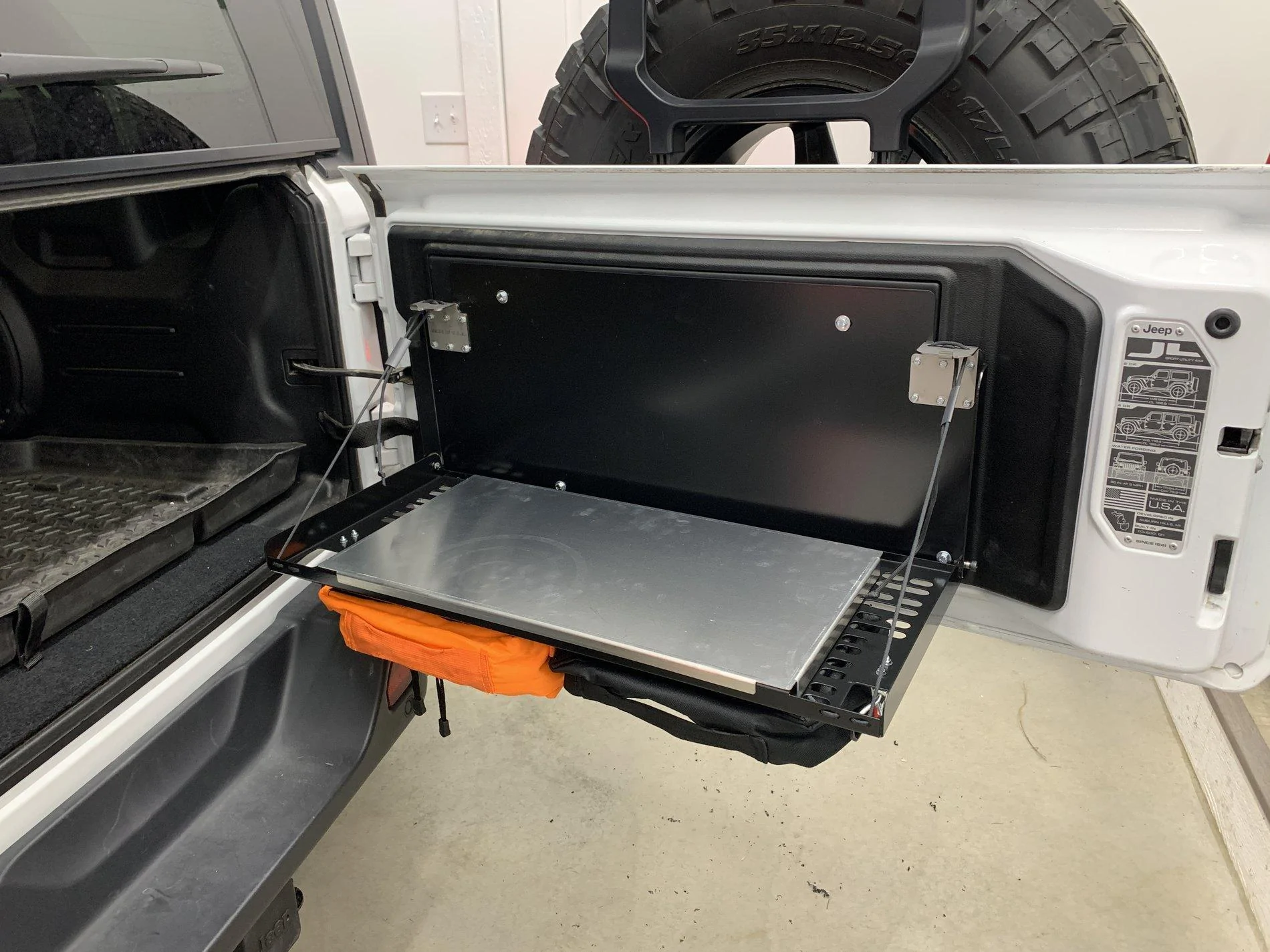 Jeep Wrangler JL Springtail folding tailgate table 3080395F-B3A7-4AD3-BF2C-714BE61DEA8D