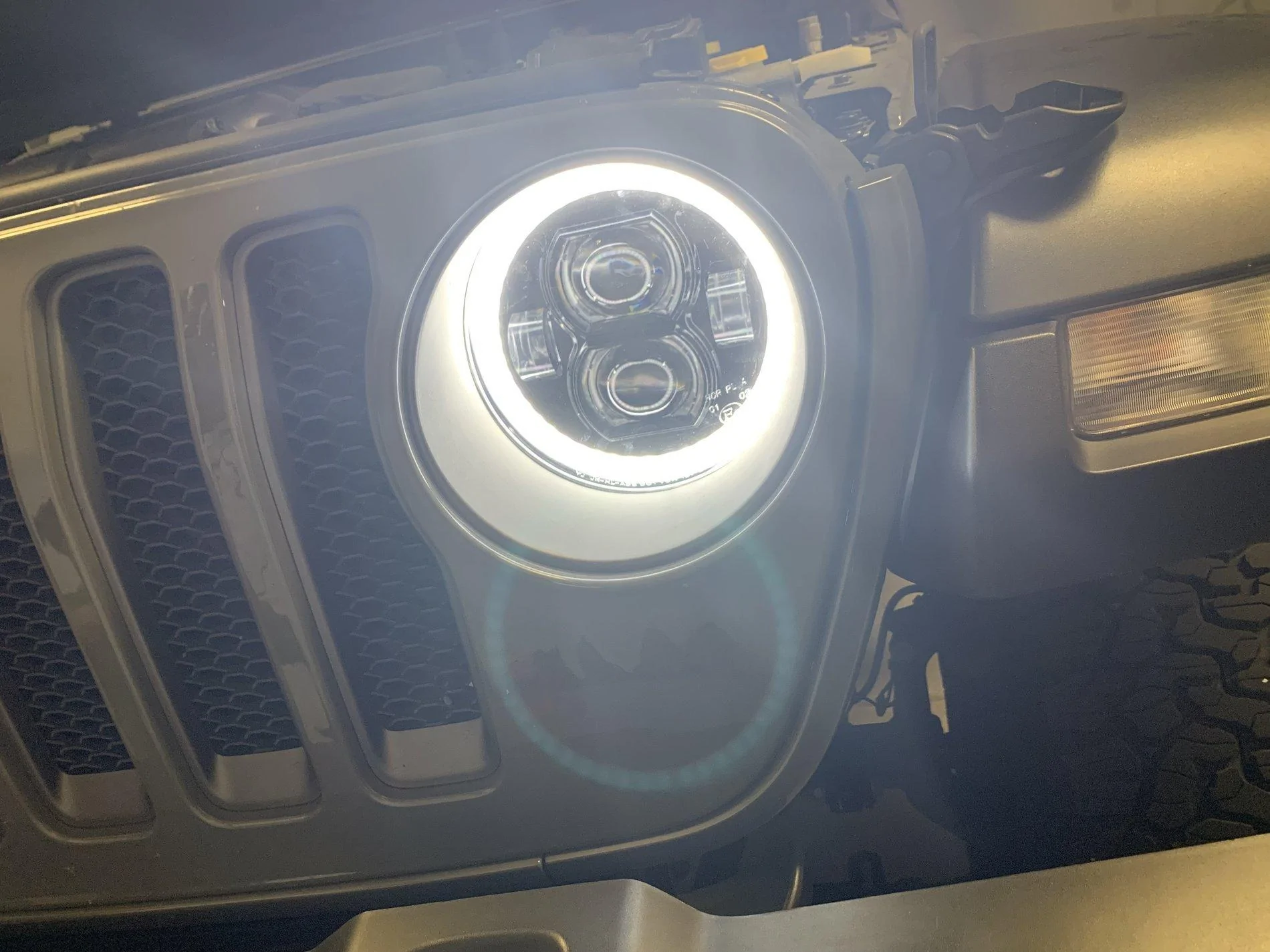 Jeep Wrangler JL KIWI Master 9" JL LED Headlights LED_Headlights_Close_Up (1)