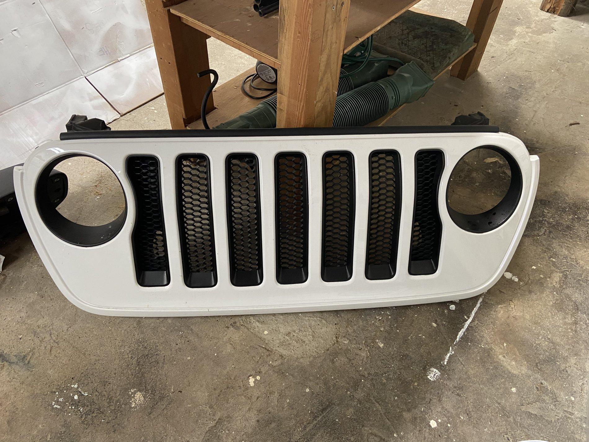 Jeep Wrangler JL WTB: BRIGHT WHITE GRILLE 2C133ADD-A2FC-4A38-919B-624CFCF82591