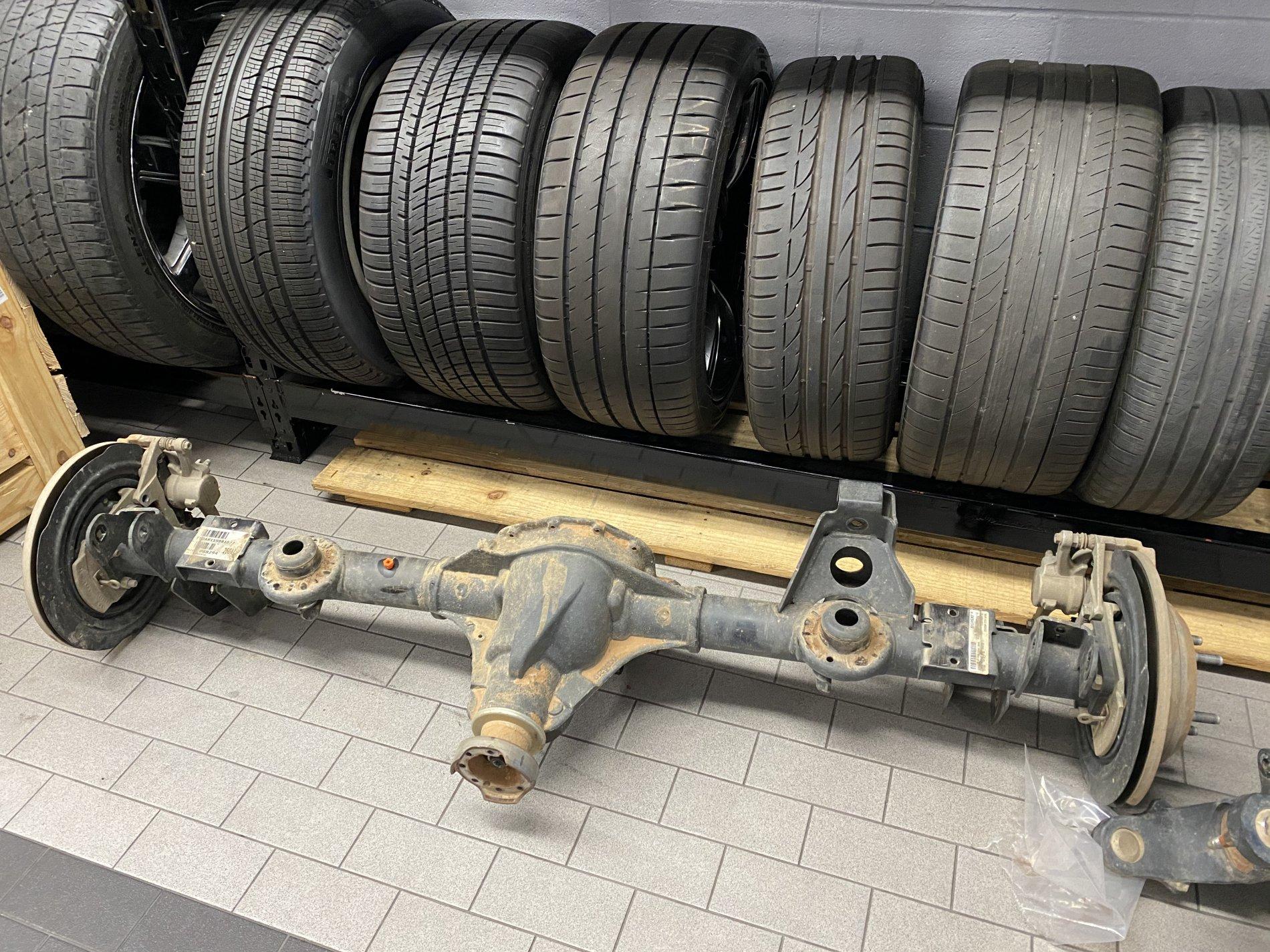 Jeep Wrangler JL Sahara rear axle 612618F3-B5D2-4A52-8012-E3D0B118DC6F