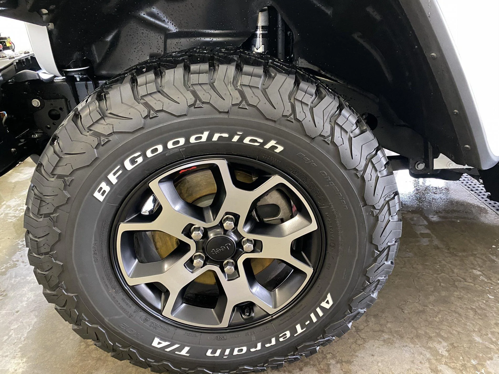 Jeep Wrangler JL Tuff shine tire kit 44461B17-8F9A-48DA-BD9B-79BDF8F87965