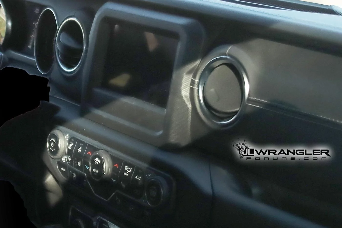 Jeep Wrangler JL Rubicon, Sahara, Sport and Overland JL Wranglers Spotted in Multiple Colors Wrangler_Overland_002