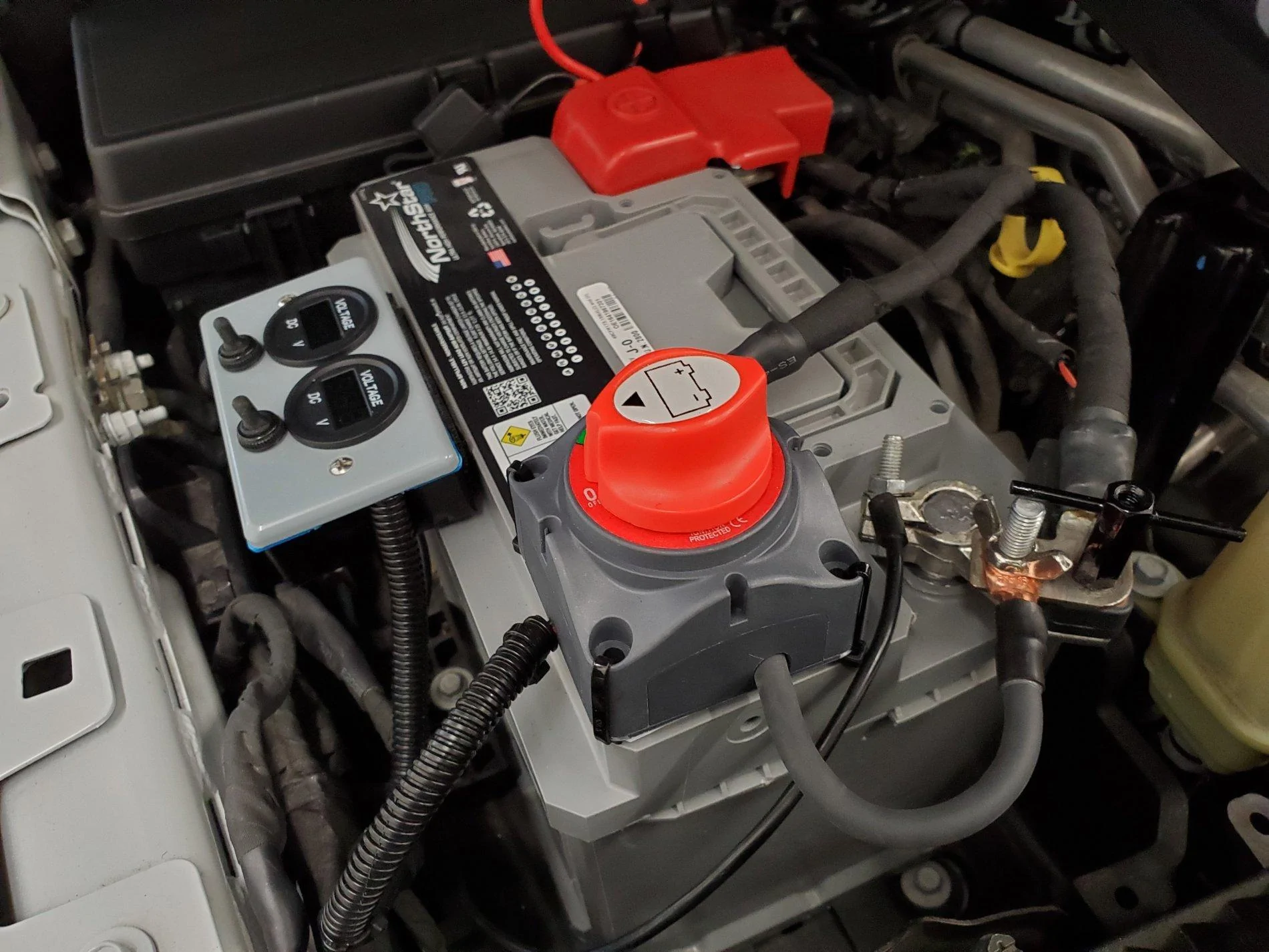 Jeep Wrangler JL ESS Dual Battery Management Dual Battery Monitor Kit Installed