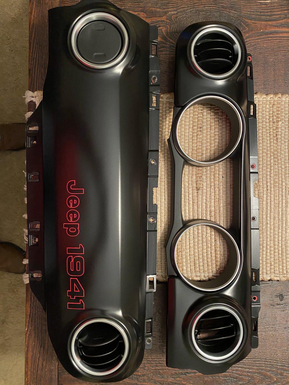 Jeep Wrangler JL Black custom dash 33AD848A-F1B8-4E25-8B31-C653E3D7472C