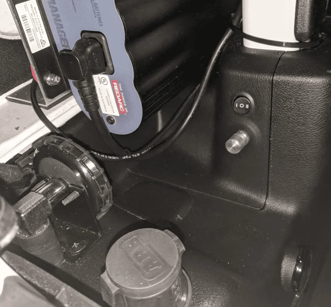 Jeep Wrangler JL 4ga cable from battery to trunk through frame? Ground? 1609276018967