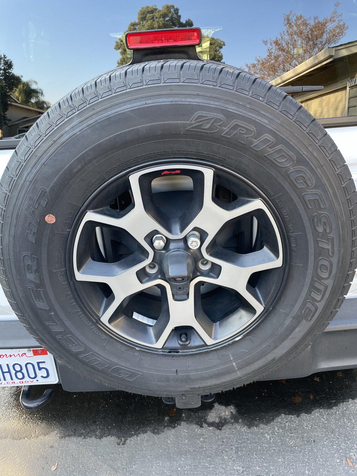 Jeep Wrangler JL Rubicon Wheels with tires 83A0216F-7C71-4CF3-B39A-CDD38FB55031