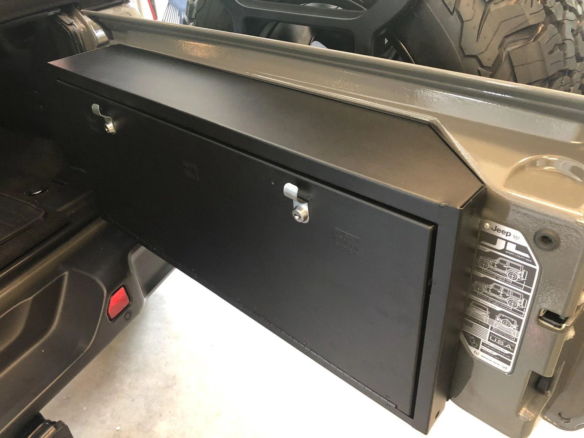 Jeep Wrangler JL FS: Tuffy Tailgate Lockbox - Excellent Condition 15531282-FD15-4265-9B87-FCD95110C95C